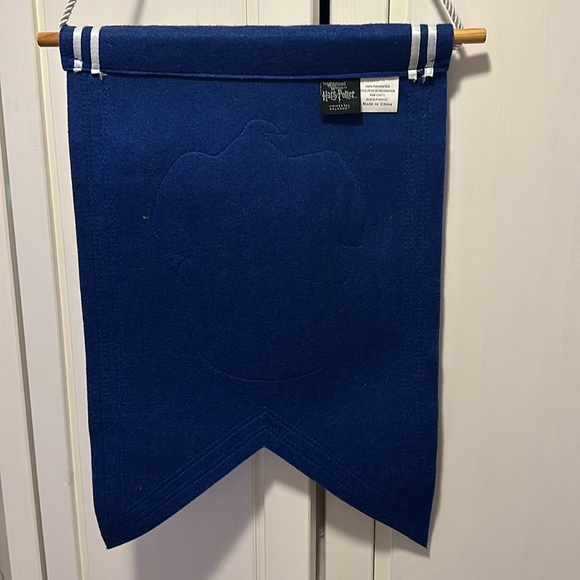 The Wizarding World of Harry Potter Ravenclaw House Banner - Picture 5 of 6